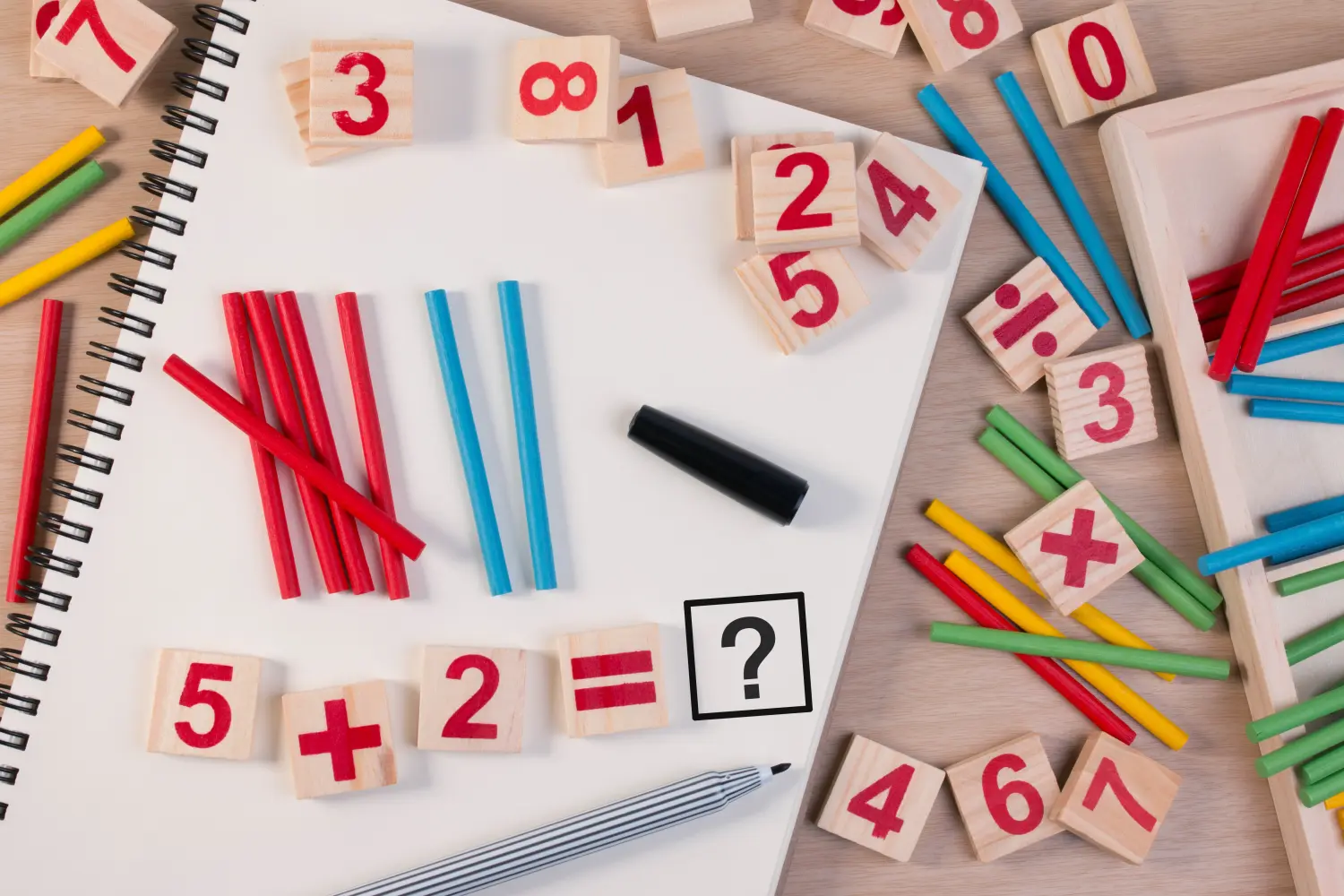 Educational Kinder Mathe Spielzeug Holzbrett Stick Spiel Zählen Set in Kinder Mathe Klasse Kindergarten. Mathe Spielzeug Kinder Konzept. 