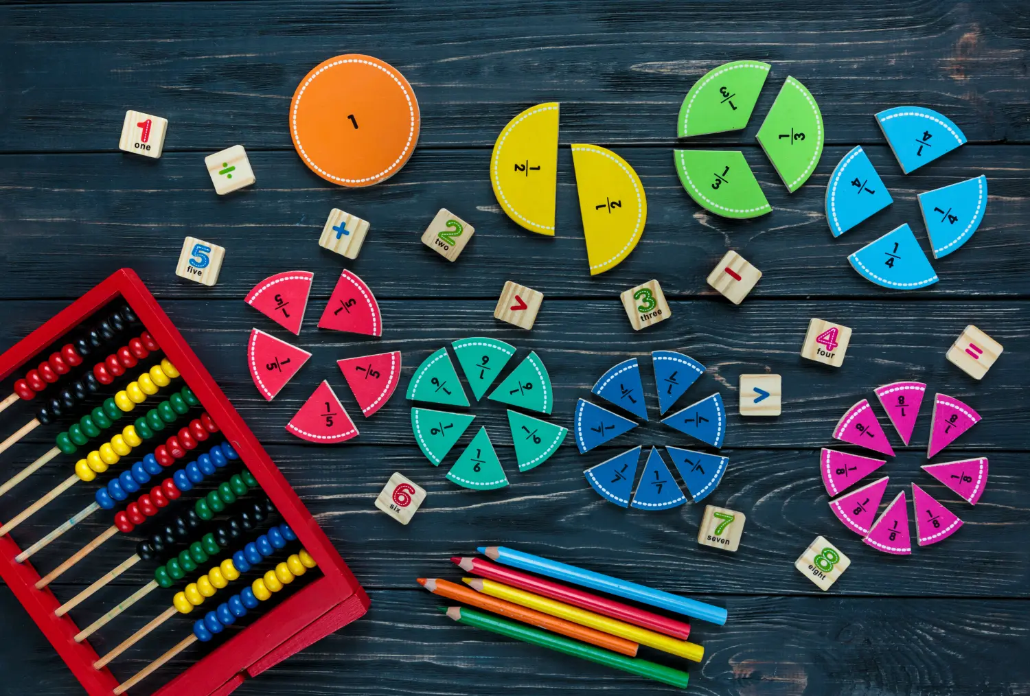 Kreative Сolorful Mathematik Fraktionen und Abakus auf dunklem Hintergrund. Interessante lustige Mathe für Kinder. Bildung, zurück zu Schule Konzept. Geometrie und Mathematik Materialien. 